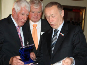 „Preisträger Helmut Schramm (li.) mit Laudator Wilfried Hansen und Bernd Appel, Vorsitzender des Nautischen Vereins.