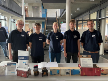 Die Azubis informieren die Besucher:innen über die verschiedenen Ausbildungs- und Studienangebote bei der SCHRAMM group.